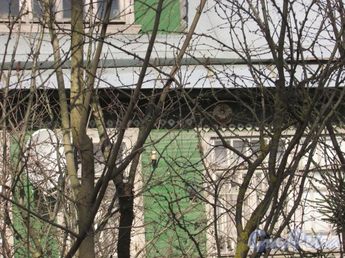 Лен. область, Гатчинский район, пгт. Тайцы, улица Юного Ленинца, дом 8. Фрагмент фасада с номером здания. Фото 7 апреля 2016 года.