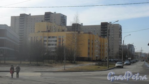Улица Щербакова, дом 20, корпус 1. 4-6-10-этажный жилой дом серии 600.11 1994 года постройки. 6 парадных, 159 квартир. Вид дома с Земского переулка. Фото 8 апреля 2016 года.