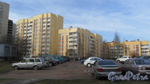 Улица Щербакова, дом 20, корпус 1. 4-6-10-этажный жилой дом серии 600.11 1994 года постройки. Вид дома со двора. Фото 8 апреля 2016 года.