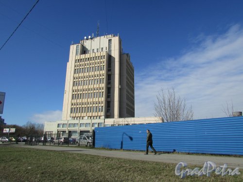 улица Орджоникидзе, дом 42, литера А. Общий вид здания ОАО «НПП «Пирамида» со стороны улицы Орджоникидзе. 15 апреля 2016 года.