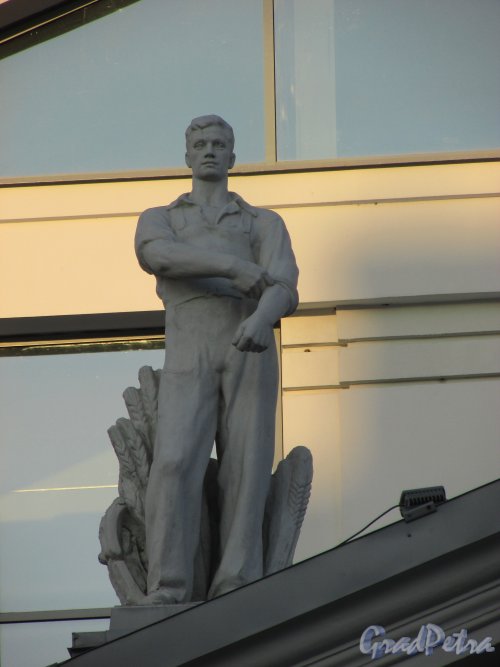 Потёмкинская улица, дом 4, литера А. Левая скульптура на фронтоне здания. 15 апреля 2016 года.