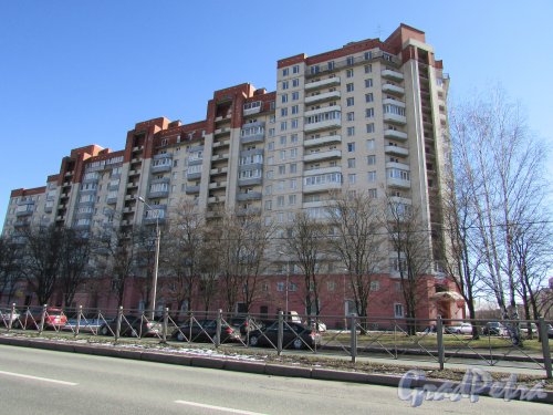 Пулковская улица, дом 2, корпус 1, литера А. Общий вид угловой части жилого комплекса «Южный замок» со стороны улицы Орджоникидзе. 15 апреля 2016 года.