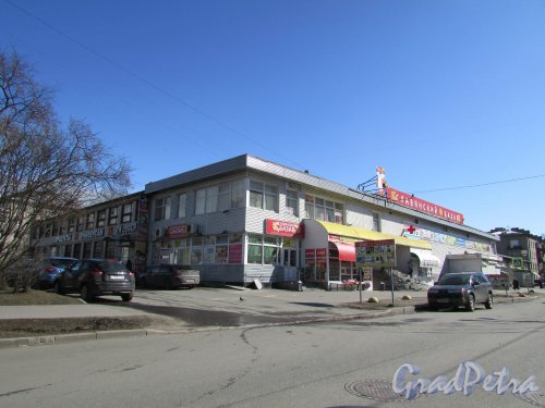 Стрельбищенская улица, дом 16, литера А. Общий вид торгового комплекса «Славянский базар» со стороны Стрельбищенской улицы. 15 апреля 2016 года.