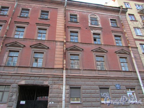 Улица Чайковского, дом 52, литера А. Правая часть фасада и арка во двор со стороны улицы Чайковского. 15 апреля 2016 года.