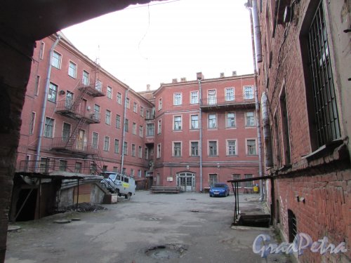 Улица Чайковского, дом 52, литера А. Общий вид двора. 15 апреля 2016 года.