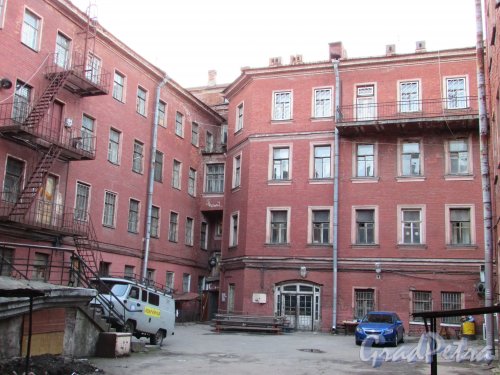 Улица Чайковского, дом 52, литера А. Угловая часть дворового флигеля. 15 апреля 2016 года.