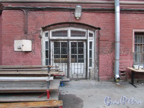 Улица Чайковского, дом 52, литера А. Арочная дверь дворового флигеля. 15 апреля 2016 года.