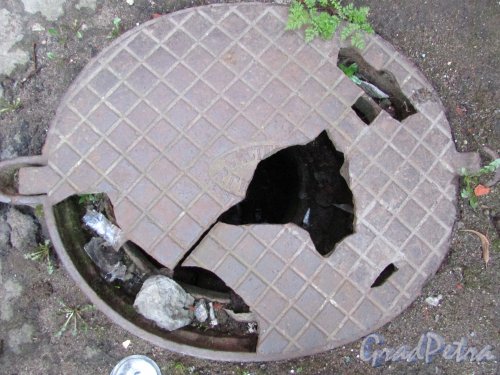 Улица Чайковского, дом 52, литера А. Разбитый канализационный люк. 15 апреля 2016 года.