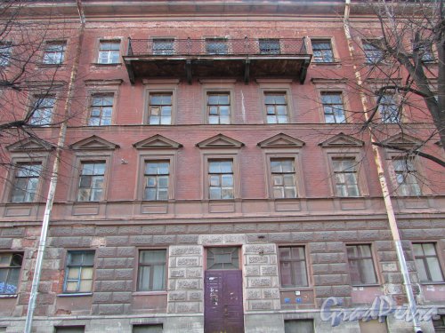 Улица Чайковского, дом 52, литера А. Центральная часть фасада лицевого здания со стороны уУлицы Чайковского. 15 апреля 2016 года.