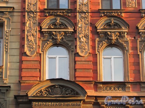 Улица Чайковского, дом 77, литера А. Оформление фасада. 15 апреля 2016 года.