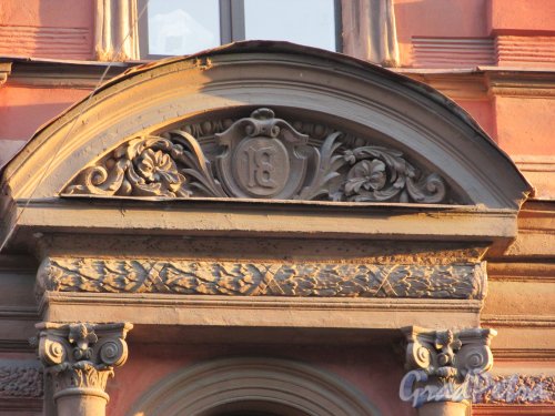 Улица Чайковского, дом 77, литера А. Монограмма владельца здания Н. Есьмановича («Н.Е.») в сандрике окна. 15 апреля 2016 года.