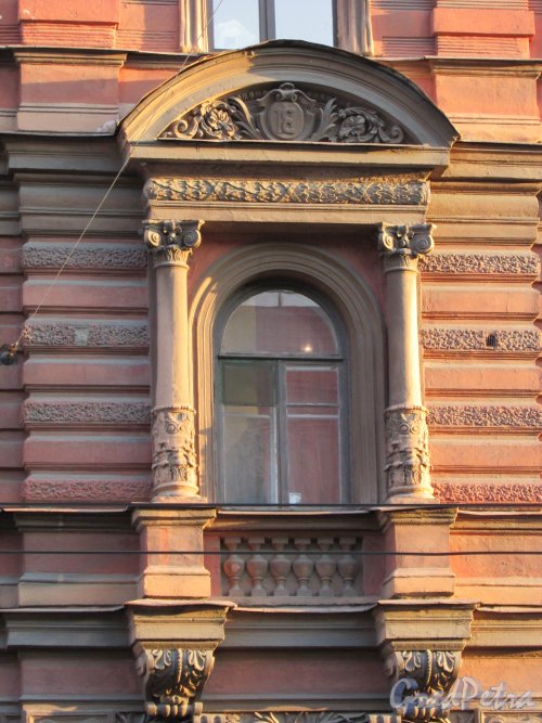 Улица Чайковского, дом 77, литера А. Оформление окна третьего этажа. 15 апреля 2016 года.