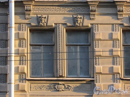 Улица Чайковского, дом 79, литера А. Оформление окон со стороны улица Чайковского. 16 апреля 2016 года.