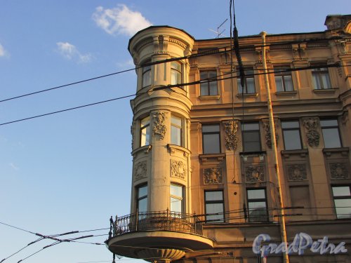 Улица Чайковского, дом 83, литера А. Угловой круглый эркер. Вид со стороны улицы Чайковского. 16 апреля 2016 года.