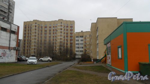 Улица Щербакова, дом 14, корпус 1. 4-6-10-этажный жилой дом серии 600.11 1994 года постройки. 4 парадные, 134 квартиры. Фото 14 апреля 2016 года.