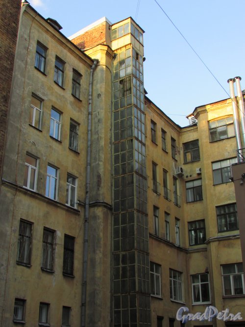 Улица Чайковского, дом 83, литера А. Шахта лифта со стороны двора по Потёмкинской улице. 16 апреля 2016 года.