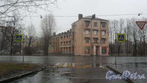 Улица Бабушкина, дом 18. 3-4-этажный жилой дом 1926 года постройки. 2 парадные, 12 квартир. В настоящий момент дом аварийный, обрушились деревянные перекрытия. Фото 14 апреля 2016 года.
