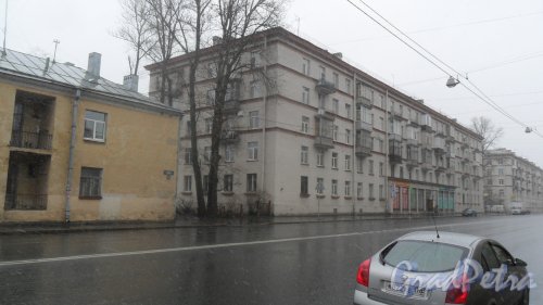 Улица Бабушкина, дом 22 / улица Крупской, дом 19. 5-этажный жилой дом серии 1-405 1959 года постройки. 5 парадных, 70 квартир. Фото 14 апреля 2016 года.