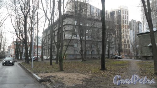 Улица Зеленогорская, дом 3. 5-этажный жилой дом 1955 года постройки в стиле сталинского неоклассицизма. Бывшее общежитие. Вид дома в сторону Зеленогорской улицы. Фото 20 апреля 2016 года.