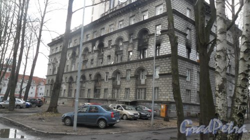 Улица Зеленогорская, дом 3. Фасад дома с улицы Перфильева. На фотографии видны следы пожара 2015 года. Фото 20 апреля 2016 года.