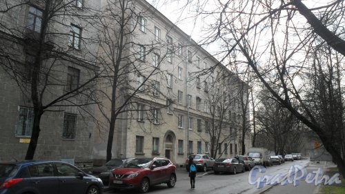 Нежинская улица, дом 4. 5-7-этажный жилой дом в стиле сталинского неоклассицизма 1957 года постройки.