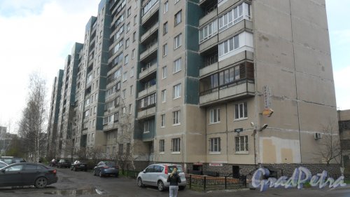 Улица Бадаева, дом 3, корпус 1. 12-этажный жилой дом 137 серии 1994 года постройки. 4 парадные, 239 квартир. Фото 22 апреля 2016 года.