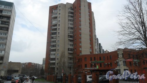 Улица Бадаева, дом 1, корпуса 1 и 2. Корпус 1: 16-этажный жилой дом 1997 года постройки. Корпус 2 (справа): 3-этажный бизнес-центр "Восток-Инвест". Фото 22 апреля 2016 года.