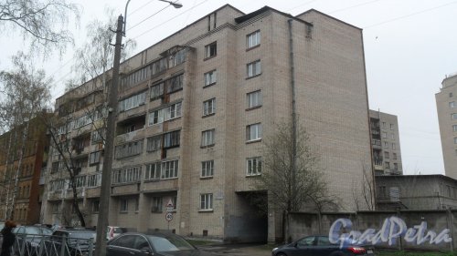 Улица Сердобольская, дом 31. 6-этажный жилой дом индивидуального проекта 1979 года постройки. 2 парадные, 59 квартир. Фото 28 апреля 2016 года.