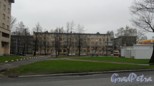 Улица Торжковская, дом 32. 5-этажный жилой дом серии 1-507 1959 года постройки. 3 парадные, 60 квартир. Фото 28 апреля 2016 года.