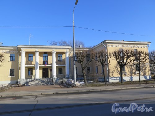г. Сестрорецк, улица Володарского, д. 41. Сестрорецкий районный суд, 1954. Общий вид фасада. Фото март 2015 года.