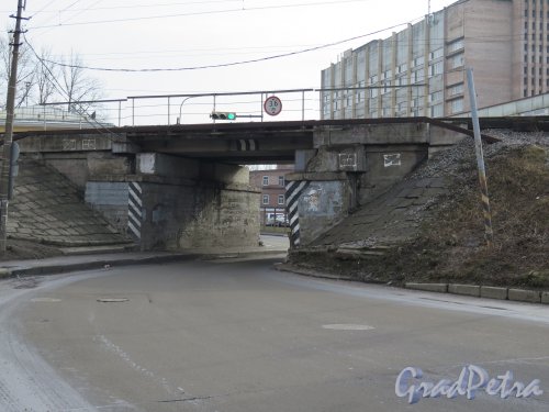 Улица Салова, проезд под железнодорожным мостом. фото март 2015 г.
