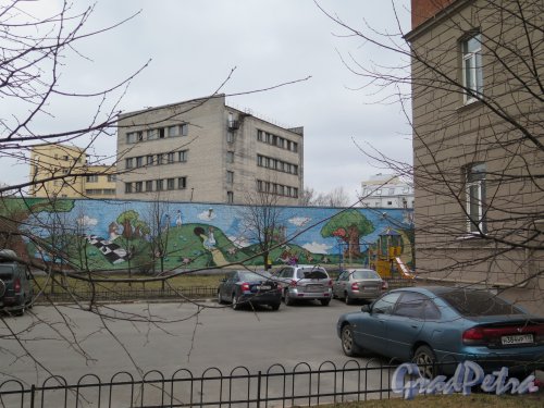 Барочная ул., д. 4. Жилой дом. Роспись на свободной стенке внутри двора. фото март 2015 г.
