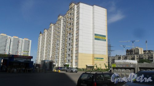 Шушары, улица Окуловская, дом 5. 11-этажный жилой дом 2012 года постройки. 5 парадных, 199 квартир. Фото 31 мая 2016 года.