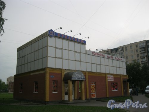 Ул. Маршала Захарова, дом 31, корпус 2. Общий вид торгового павильона. Фото 20 мая 2016 г.