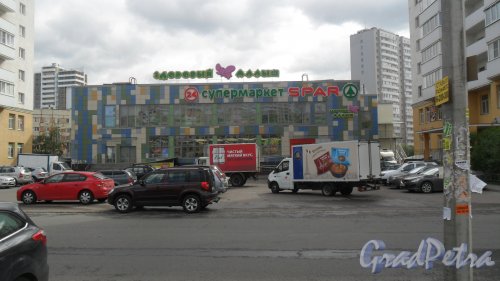 Шушары, улица Вишерская, дом 10. Торговый центр, супермаркет «SPAR». Фото 7 июня 2016 года.