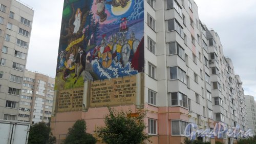 Шушары, Пушкинская улица, дом 44. Фрагмент граффити на фасаде здания с цитатами Александра Сергеевича Пушкина, выполненными в древнеславянском стиле. Фото 10 июня 2016 года.