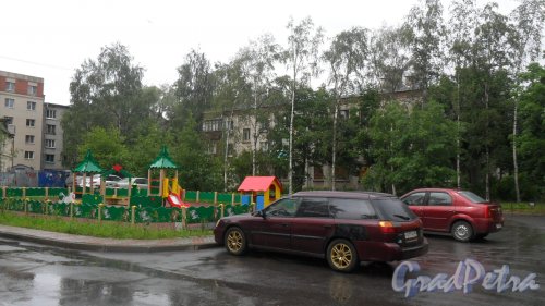 Шушары, Пушкинская улица, дом 3. 3-этажный жилой дом 1959 года постройки. Общий вид дома и детская площадка во дворе. Фото 13 июня 2016 года.