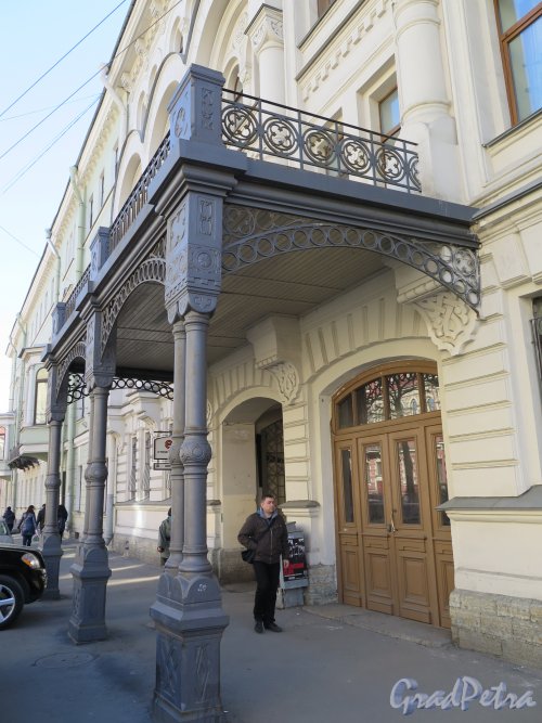 Ул. Чайковского, д. 25. Доходный дом Сергиевского собора, Крыльцо входа. фото март 2015 г.