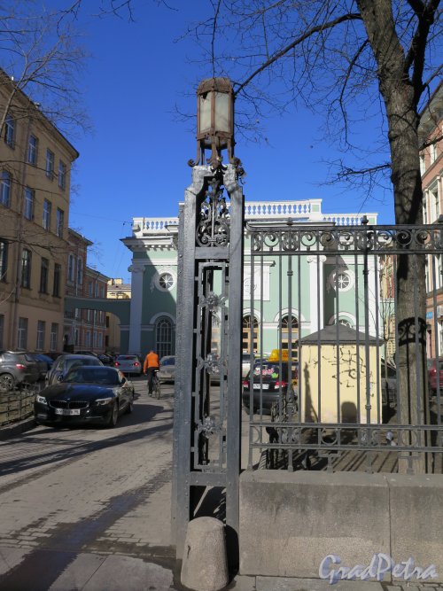 Кирочная ул., д. 8. Фонарь ворот решетки по Кирочной ул. Фото март 2015 г.