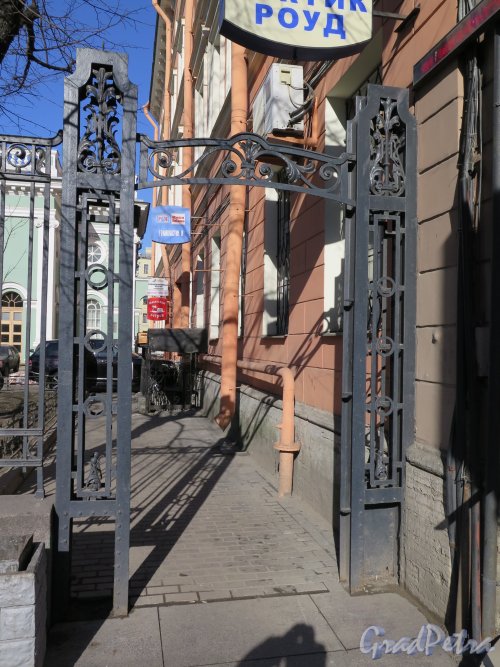Кирочная ул., д. 8. Боковая калитка решетки по Кирочной улице. Фото март 2015 г.