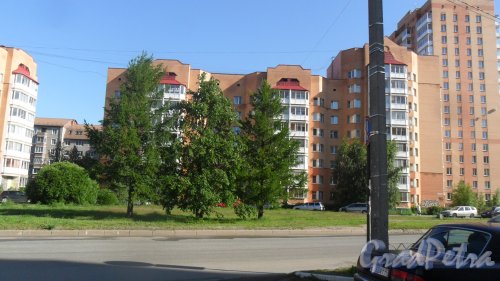 Всеволожск, Ленинградская улица, дом 18. 7-9-этажный жилой дом 2004 года постройки. 3 парадные, 101 квартира. Фото 20 июня 2016 года.