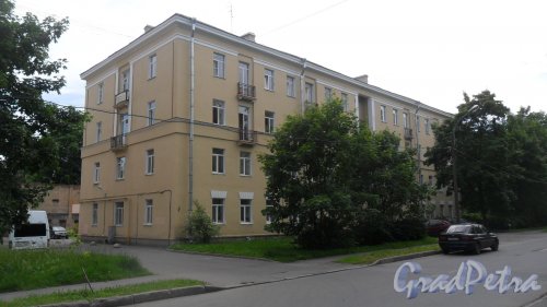 Пушкин, улица Чистякова, дом 1. 4-этажный жилой дом 1941 года постройки. Год проведения реконструкции 1973. 2 парадные, 36 квартир. Фото 23 июня 2016 года.