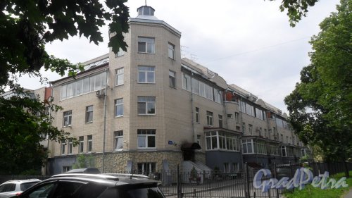 Пушкин, улица Глинки, дом 1. 3-этажный жилой дом 2002 года постройки. 7 парадных, 97 квартир. В здании расположен детский развивающий центр «Солнечный Город», 451-95-77. Фото 23 июня 2016 года.