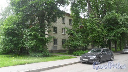 Пушкин, улица Железнодорожная, дом 2. 3-этажный жилой дом 1959 года постройки. 3 парадные, 36 квартир. Фото 23 июня 2016 года.