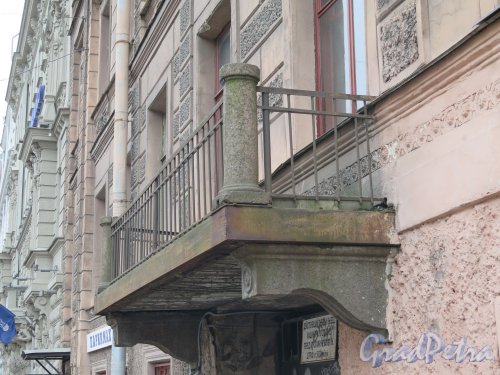 Ул. Чайковского, д. 15. Доходный дом графини А. Г. Толстой, 1863. Балкон на уличном фасаде. фото апрель 2015 г.