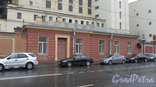 Новгородская улица, дом 11, литер В. Фото 18 июля 2016 года.