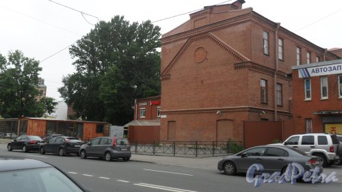 Новгородская улица, дом 12, литер Б. 3-этажный производственный корпус. Мастерские. Фото 22 июля 2016 года.