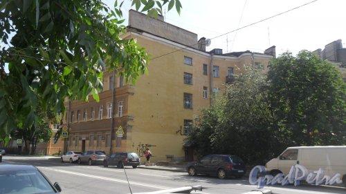 Улица Моисеенко, дом 15-17, литер А. 4-этажный жилой дом 1882 года постройки. Год проведения реконструкции 1989. 3 парадные, 25 квартир. Фото 25 июля 2016 года.