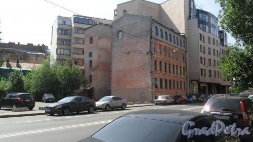 улица Моисеенко, дом 13. 4-этажный жилой дом 1872 года постройки. 1  парадная, 9 квартир. Фото 25 июля 2016 года.