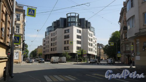 Улица Моисеенко, дом 13 (правая часть) / 10-й Советская улица, дом 4-6.